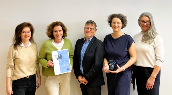 5 Personen von NEBA und webgras mit dem J!Otto Preis.