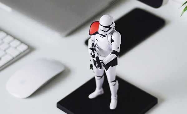 Website Security - Figur eines Stormtroopesr auf dem Schreibtisch.
