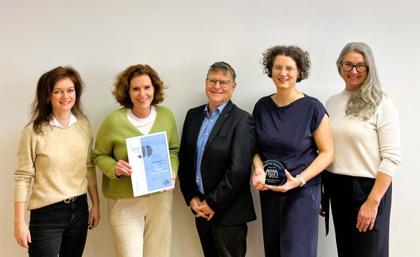 5 Personen von NEBA und webgras mit dem J!Otto Preis.