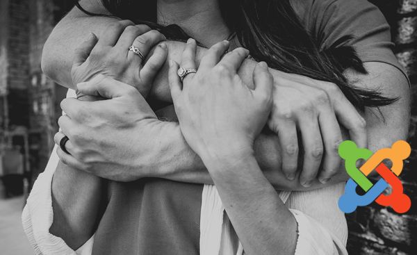 Umarmung als Symbol für Extended Support Joomla 3 (ELTS)